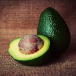 Maschere viso all’avocado, gli ingredienti naturali per una pelle nutrita